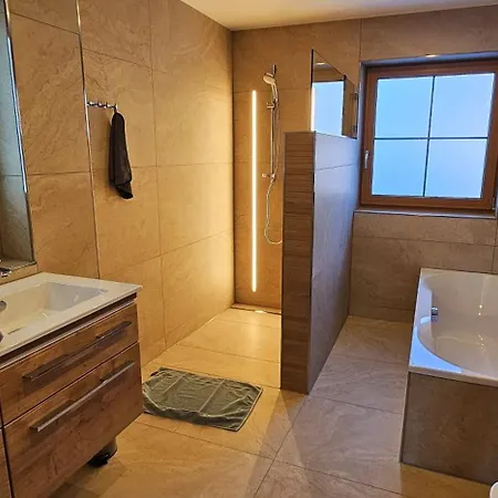 Hipp - Bergblick Und Wellness In Lage شقة *